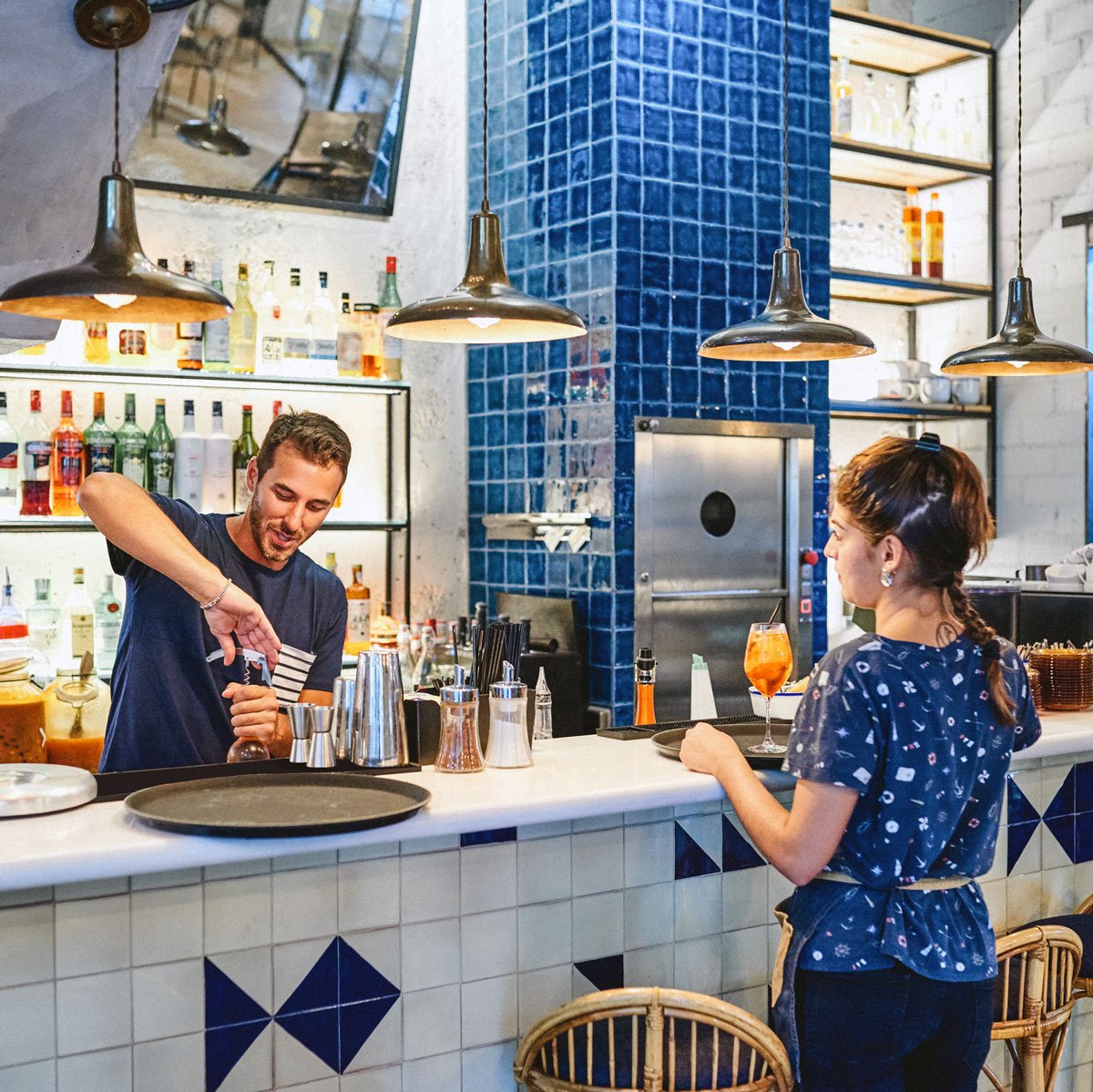 resturant-workers-at-bar